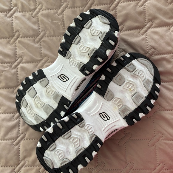 Ladies Skechers D’Lites air-cooled memory foam athletic shoes - Picture 16 of 16